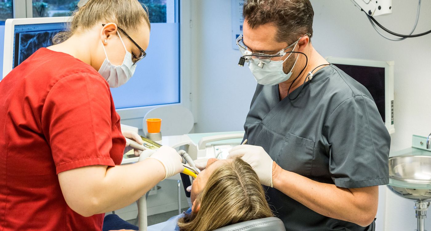 Foto von Zahnarzt Kelmen mit Patientin